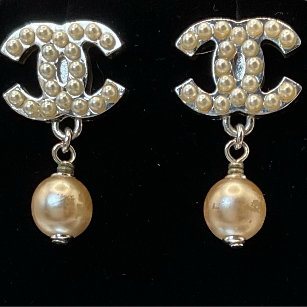 CHANEL Pearl Drop CC Silver and Pearl Earrings - Picture 3 of 9